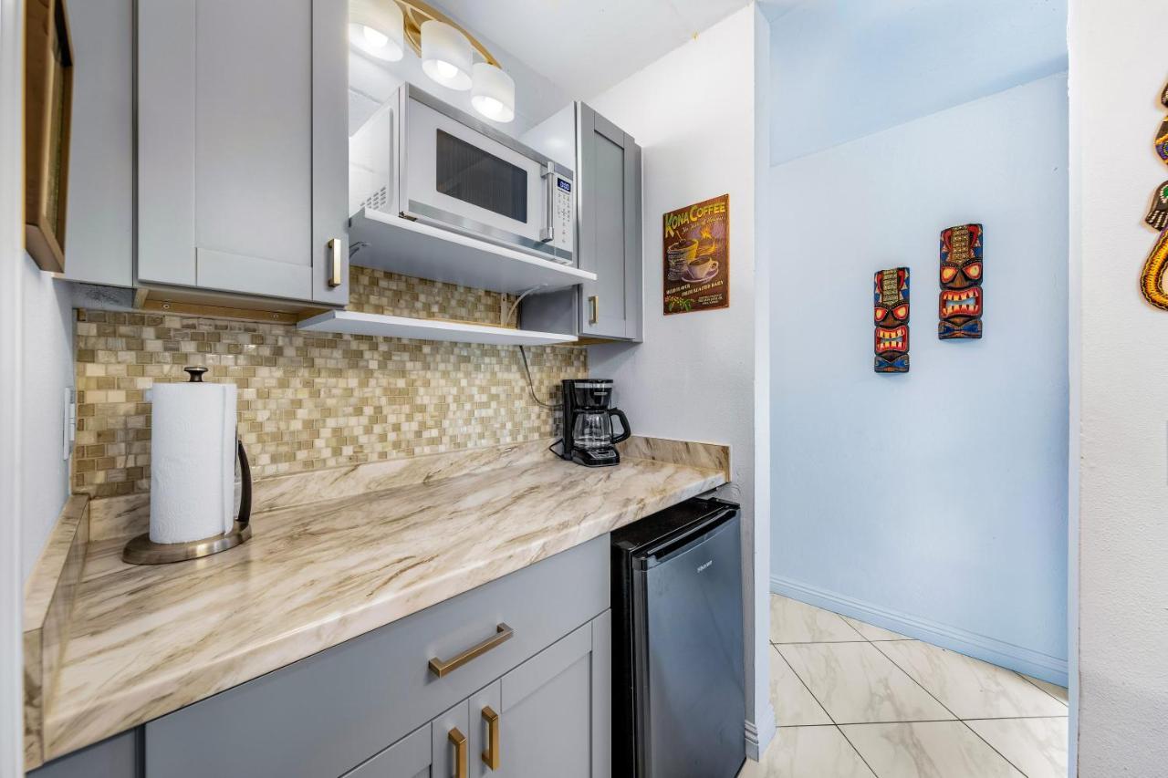 Downtown Hawaiian Theme Condo With Hot Tub, Pool & Beach - Kona Islander Inn カイルア・コナ エクステリア 写真