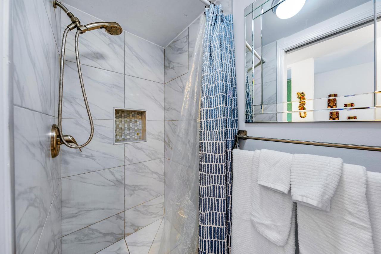Downtown Hawaiian Theme Condo With Hot Tub, Pool & Beach - Kona Islander Inn カイルア・コナ エクステリア 写真