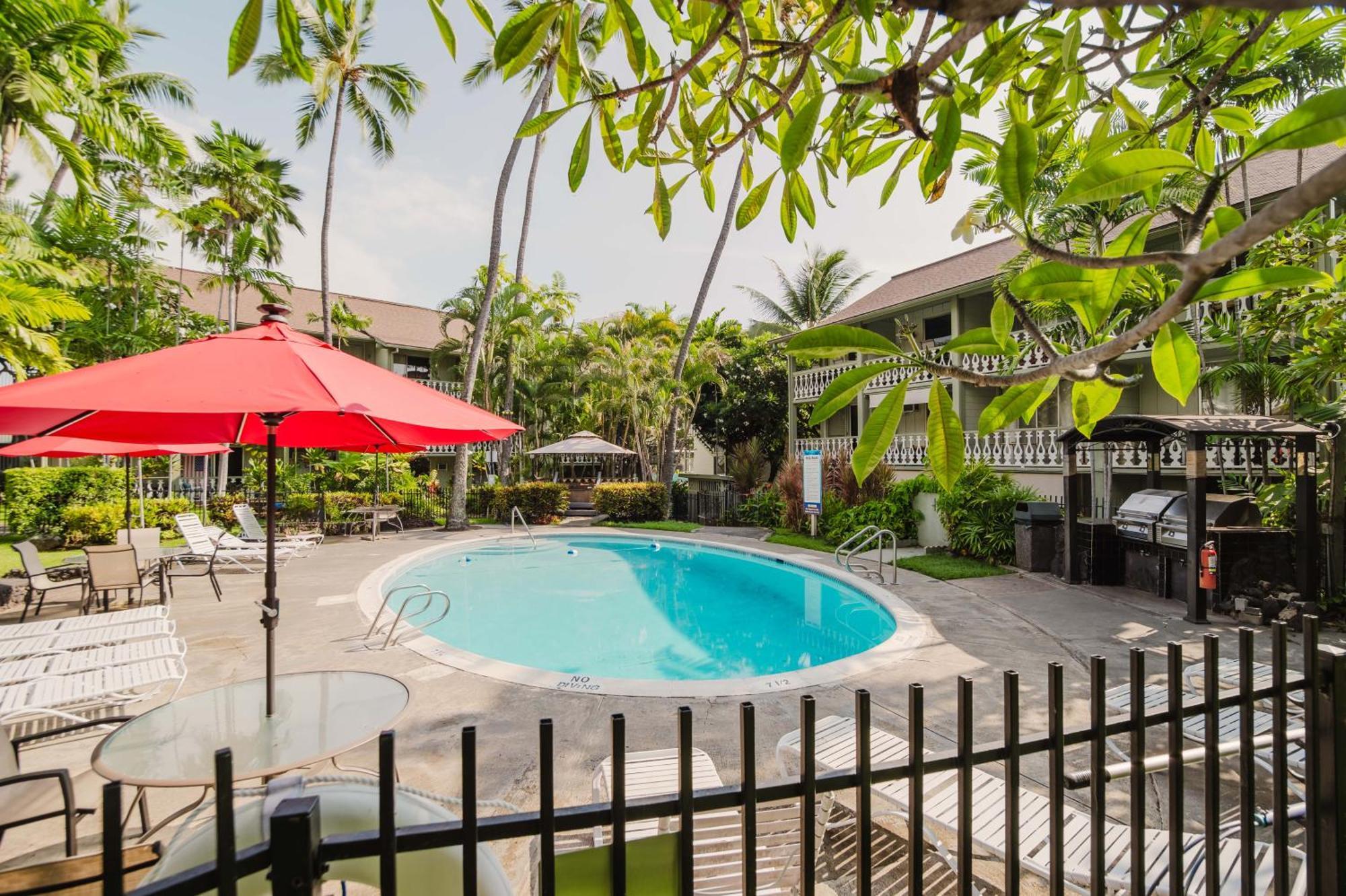 Downtown Hawaiian Theme Condo With Hot Tub, Pool & Beach - Kona Islander Inn カイルア・コナ エクステリア 写真
