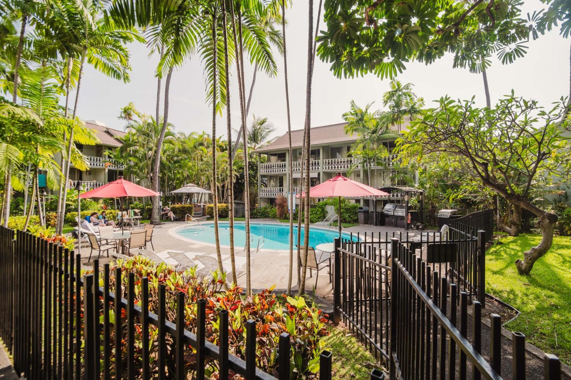 Downtown Hawaiian Theme Condo With Hot Tub, Pool & Beach - Kona Islander Inn カイルア・コナ エクステリア 写真